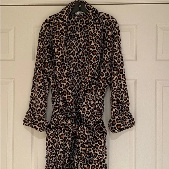 PJ SALVAGE Holiday Dreams Leopard Print Robe size Large